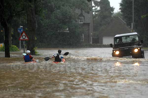 https://www.witney.net/images/messageboard/witney_flooding_canoe2.jpg